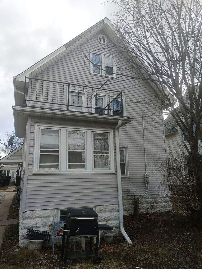 Building Photo - West Allis Upper Duplex