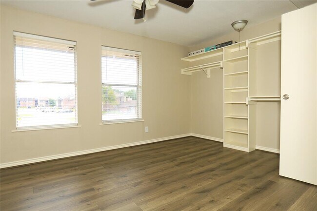Building Photo - 418 Garland Dr