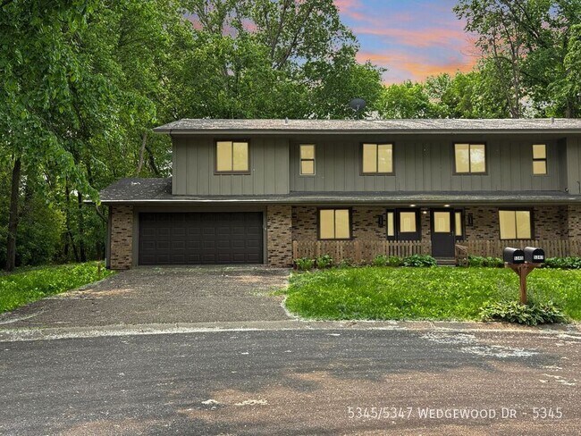 Building Photo - 5345/5347 Wedgewood Dr-5345