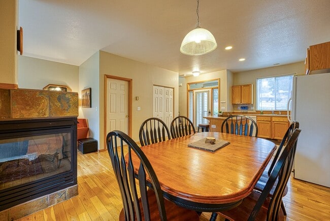 Building Photo - Fully Furnished Running Y Townhouse