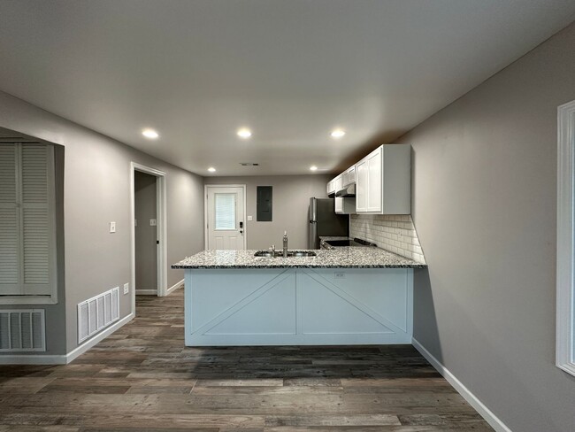 Building Photo - Cozy 2 Bedroom 1 Bathroom for Rent!