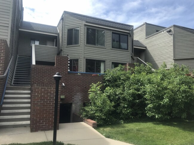 Building Photo - "Charming 2-Bed, 2-Bath Boulder Apartment with Cozy Fireplace and Spacious 1030 Sq Ft Layout!"