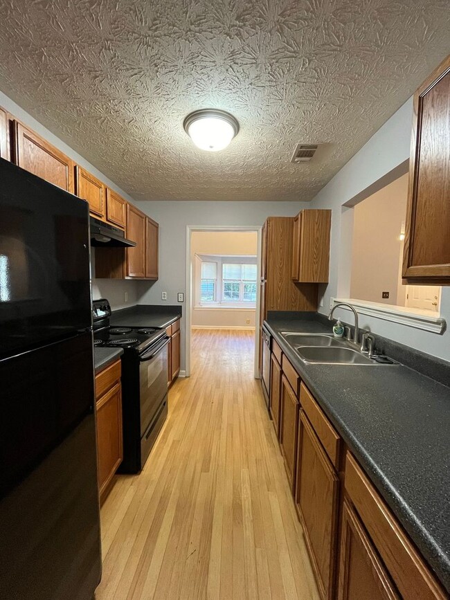 Building Photo - Charming 3-Bed, 2.5-Bath Townhome in Litho...