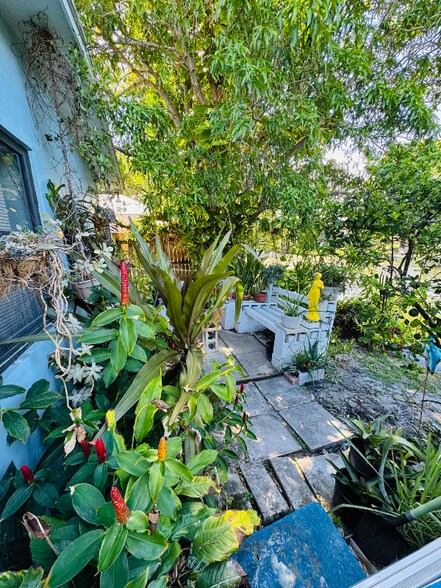 Building Photo - 6633 Dahlia Dr