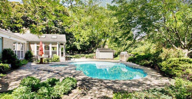 Building Photo - 756 Stonegate Rd