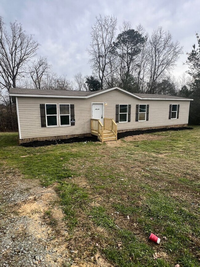 Building Photo - Large 3 bedroom / 2 bath home / 1 Acre FOR RENT
