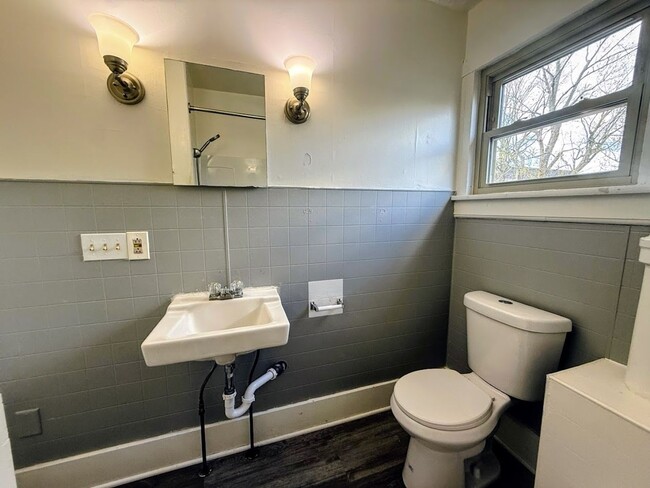 Building Photo - Spacious 4-Bedroom Home in North Canton – Prime Location