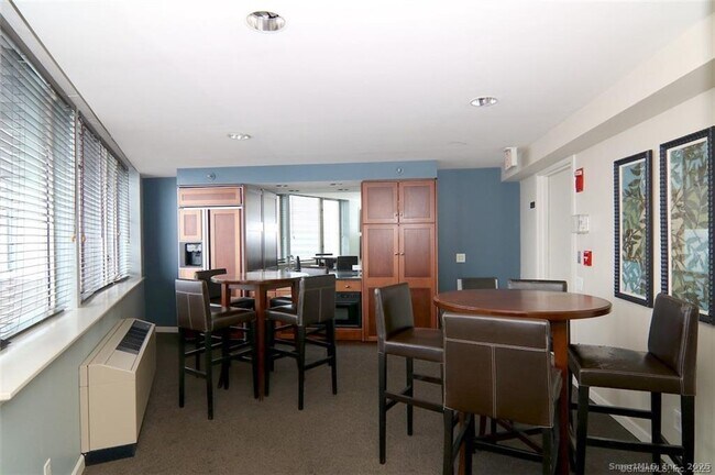 Building Photo - 25 Forest St