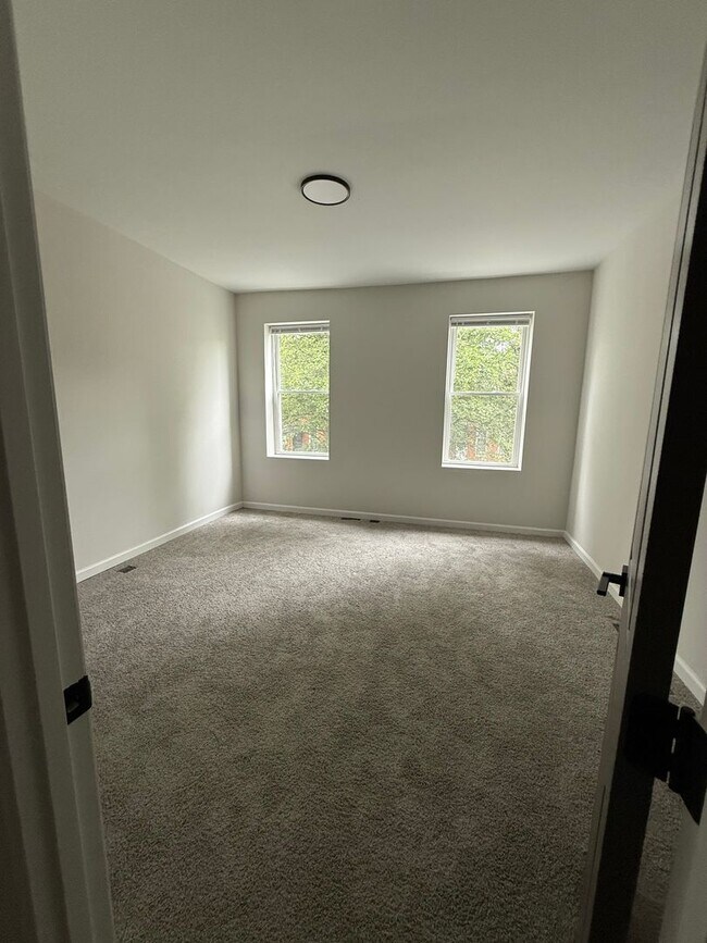 Building Photo - Newly Renovated Townhouse