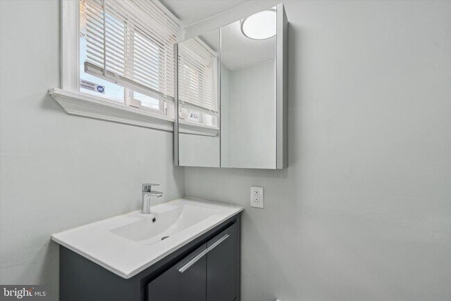 Building Photo - 2422 W Norris St