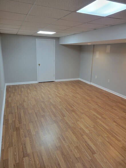 Building Photo - 103 Rip Van Dam Ct