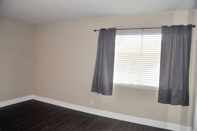 Building Photo - LEFFINGWELL #43 WHITTIER 90603 (2 BED / 2 BATH)