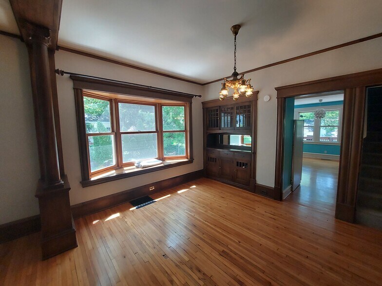 Sunny Dining Room - 4236 Washburn Ave S