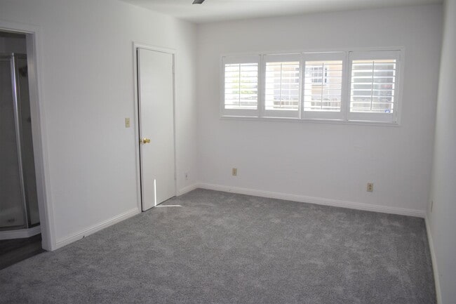 Building Photo - Beautiful 3 Bedroom and 2 Bathroom Home