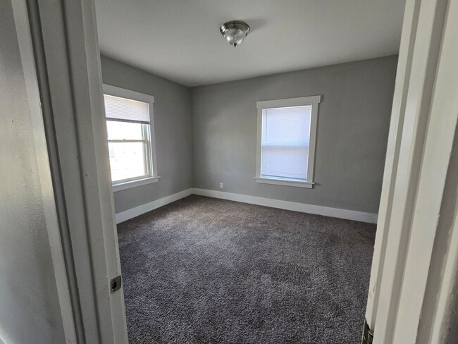 Building Photo - 5 Bedroom House