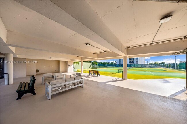 Building Photo - 1800 NE 114th St