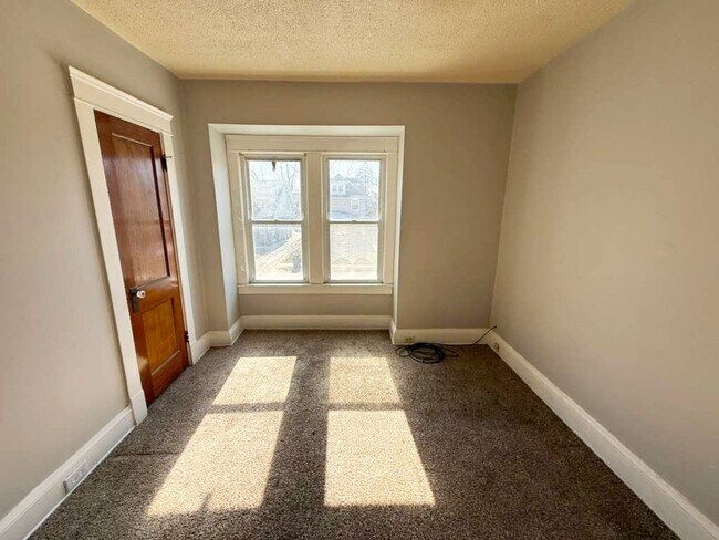 Building Photo - 4 BED 1 BATH SINGLE FAMILY HOME IN CLEVELAND!