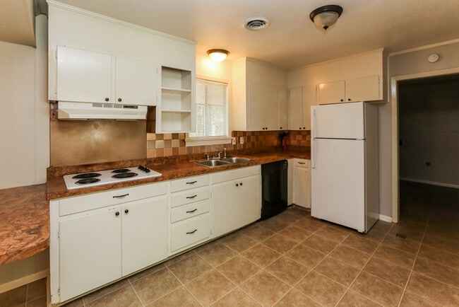Building Photo - 3 Bedroom Jackson Home