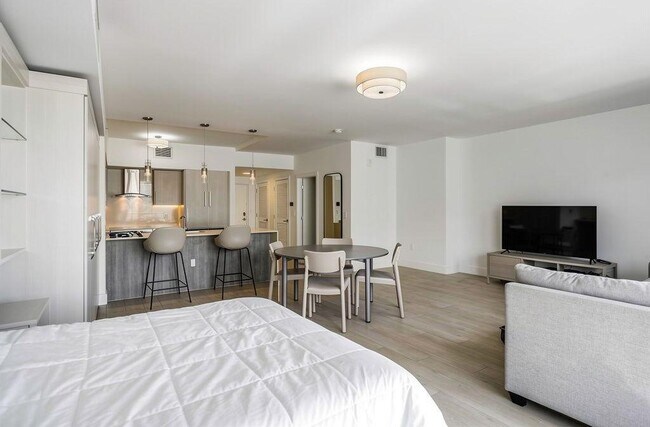 Building Photo - 111 SE 1st Ave