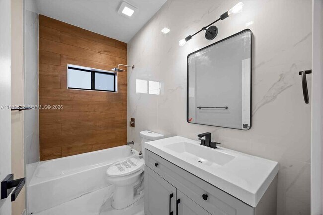 Building Photo - 630 NE 166th St