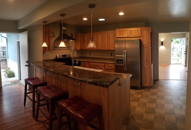 Building Photo - 5 bedrooms 2 baths close to campus and huge Backyard!