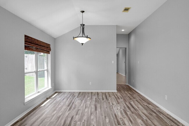 Building Photo - Cozy and quiet 4 bed 2 bath