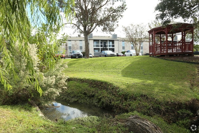 Building Photo - Silver Creek