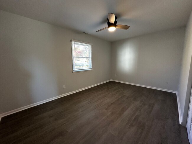 Building Photo - Weaverville Rental