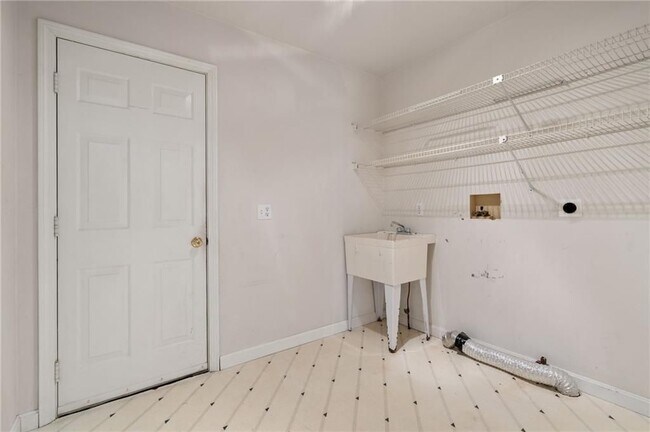 Building Photo - 43 Blue Grass Drive