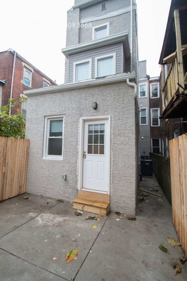 Building Photo - Modern Brewerytown Two Bedroom / Two Bathr...