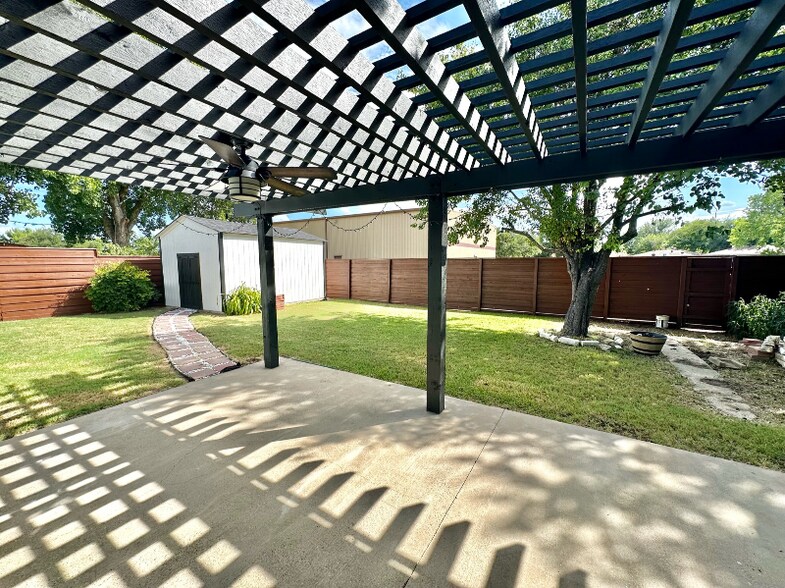 Building Photo - 1706 Whitney Dr