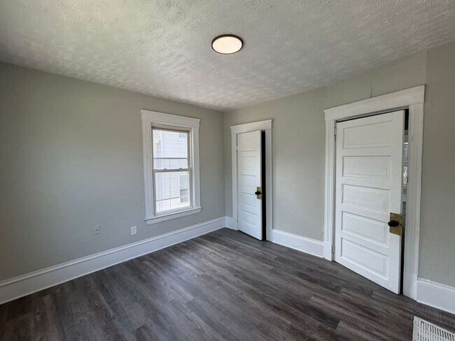 Building Photo - Comfortable & Convenient West Side Living