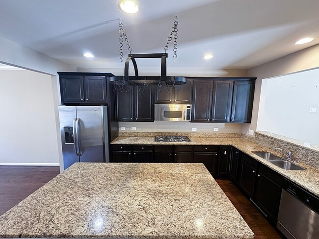 Building Photo - Beautiful And Spacious 3 Bed 3.5 Bath Interior Brick Townhome With Balcony In Hastings Marketplace