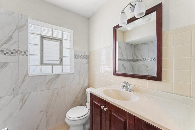 Building Photo - 2 bedroom in Chicago IL 60630