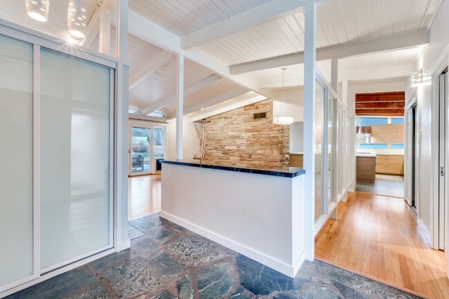 Building Photo - 524 N Manus Dr