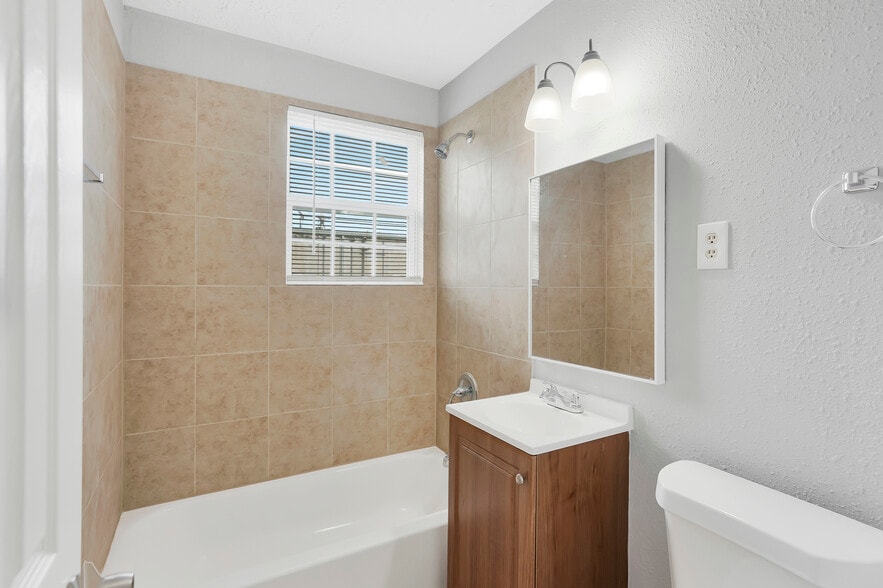 Building Photo - 2311 N Louis St