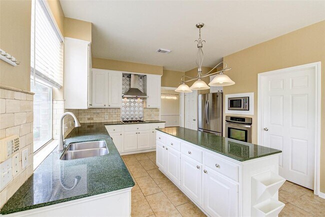 Building Photo - 2338 Plantation Bend Dr