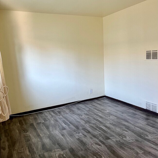 Building Photo - Cumpston Apts