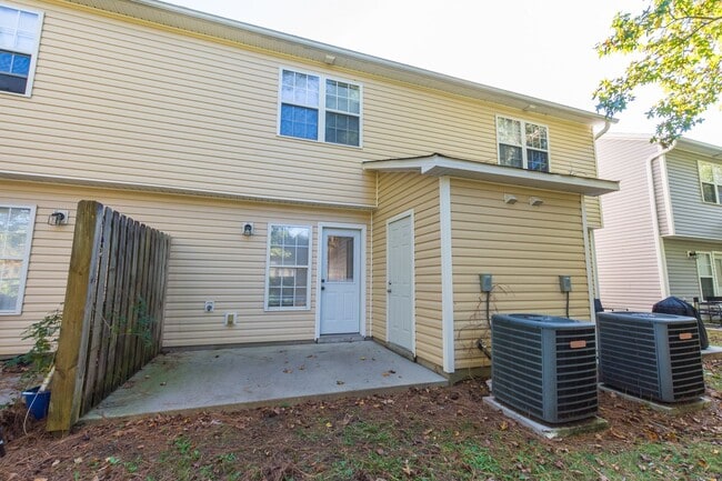 Building Photo - MOVE IN READY!!