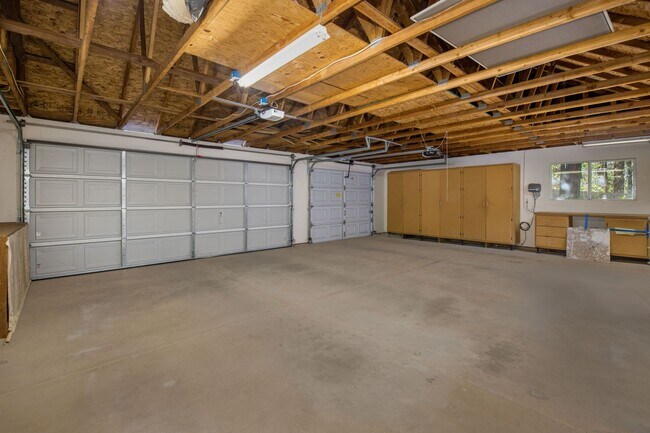 Building Photo - Spacious 3 Bedroom 2 Bathroom Home in Conv...