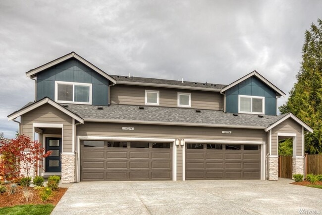 Building Photo - Duplex Style CONDO - 3 Bed 2.5b Bath Fully...