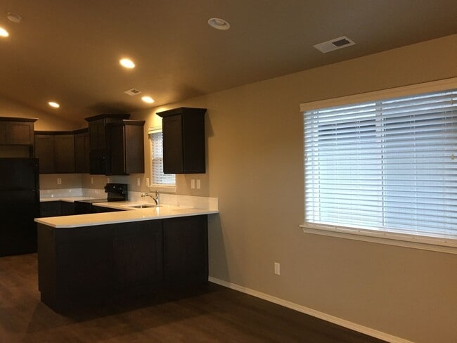 Building Photo - 2 Bedroom 1 Bath Cottage in SW Redmond