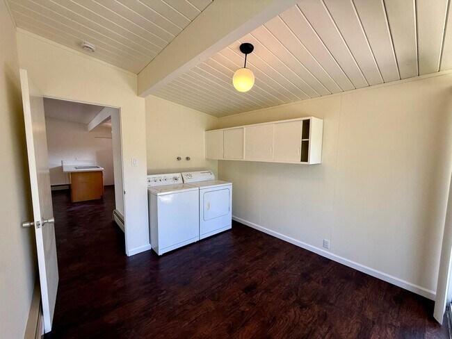 Building Photo - BEAUTIFULLY MAINTAINED EICHLER-STYLE HOME IN DESIRABLE LUCAS VALLEY WITH HOA POOL AND TENNIS COURTS