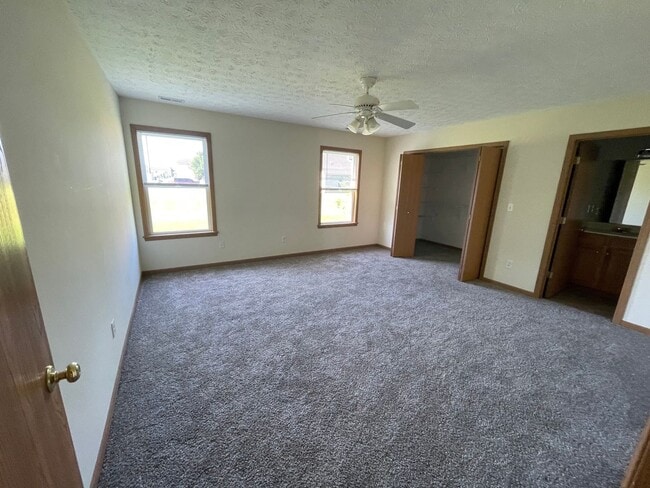 Building Photo - Large 2 Bedroom Condo