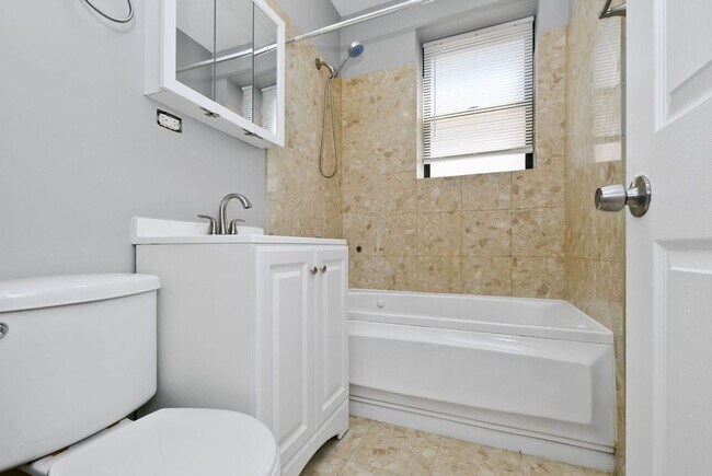 Building Photo - Two Bedroom in South Shore