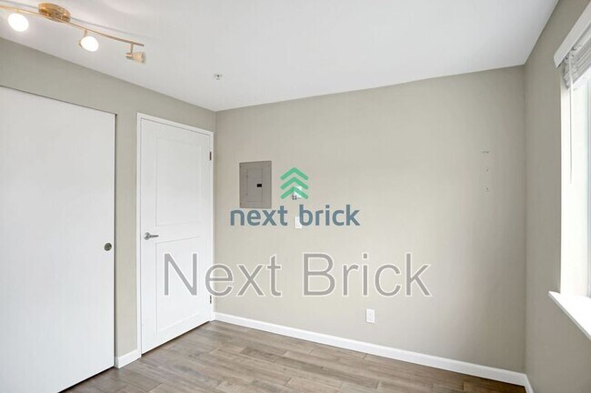 Building Photo - 901 Sunset Blvd NE