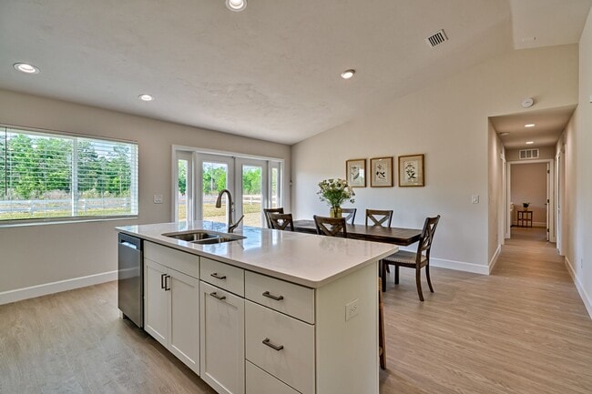 Building Photo - NEW HOME! 3/2  in Hawthorne