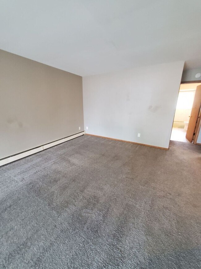 Interior Photo - 7343 N Teutonia Ave - 16 Unit