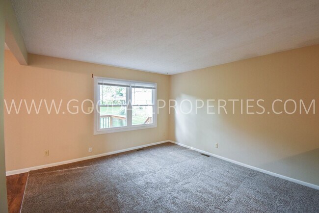 Building Photo - Half Off 1st Months Rent! 3 Bedroom 2 Bath...