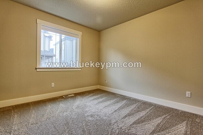 Building Photo - 4 Bed  3 Bath Home in Bethany Across From ...